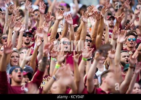 Tallahassee, Florida, USA. 7. Okt 2017. Wird VRAGOVIC | Zeiten. Fans auf den Tribünen während des Spiels zwischen der Florida State Seminoles und die Miami Hurricanes an Doak Campbell Stadium in Tallahassee, Fla. am Samstag, den 7. Oktober, 2017. Kreditkarten: werden Vragovic/Tampa Bay Zeiten/ZUMA Draht/Alamy leben Nachrichten Stockfoto