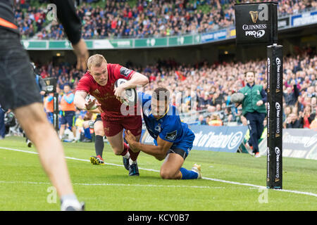 Keith earls Tauchgänge für die Position im Guinness pro 14 Derby Zwischen Munster und Leinster im Aviva Stadium, Dublin, Irland Stockfoto