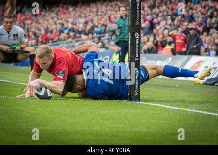 Keith Earls erzielt Munsters 2. Try des Guinness PRO14 Derby im Aviva Stadium in Dublin, Irland Stockfoto