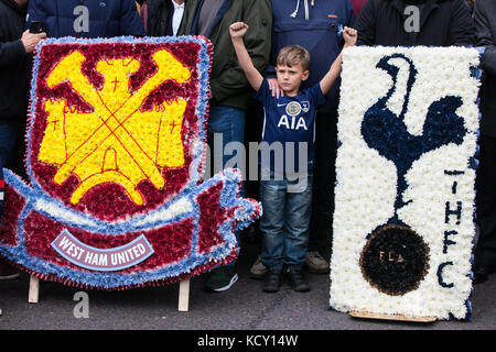 London, Großbritannien. Oktober 2017. Tausende Anhänger der Football Lads Alliance (FLA) und Veterans Against Terrorism bereiten sich darauf vor, auf dem zweiten ‘mMarsch gegen Extremismus’ durch das Zentrum Londons von der Park Lane zur Westminster Bridge zu marschieren. Die FLA wurde nach dem Terroranschlag auf die London Bridge am 3. Juni gegründet. Quelle: Mark Kerrison/Alamy Live News Stockfoto