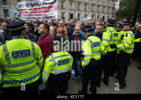 London, Großbritannien. Oktober 2017. Anhänger der Football Lads Alliance (FLA) ziehen an antirassistischen Aktivisten von Stand Up to Racism außerhalb der Downing Street vorbei, während sie ihren zweiten 'Kampf gegen Extremismus' von der Park Lane zur Westminster Bridge durchführten. Die FLA wurde nach dem Terroranschlag auf die London Bridge am 3. Juni gegründet. Quelle: Mark Kerrison/Alamy Live News Stockfoto