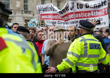 London, Großbritannien. Oktober 2017. Anhänger der Football Lads Alliance (FLA) ziehen an antirassistischen Aktivisten von Stand Up to Racism außerhalb der Downing Street vorbei, während sie ihren zweiten 'Kampf gegen Extremismus' von der Park Lane zur Westminster Bridge durchführten. Die FLA wurde nach dem Terroranschlag auf die London Bridge am 3. Juni gegründet. Quelle: Mark Kerrison/Alamy Live News Stockfoto