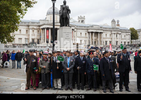 London, Großbritannien. Oktober 2017. Gurkha-Veteranen warten darauf, Tausende von Unterstützern der Football Lads Alliance (FLA) und Veteranen gegen den Terrorismus zu begrüßen, die auf dem zweiten ‘mMarsch gegen Extremismus’ durch das Zentrum Londons von der Park Lane zur Westminster Bridge marschieren. Die FLA wurde nach dem Terroranschlag auf die London Bridge am 3. Juni gegründet. Quelle: Mark Kerrison/Alamy Live News Stockfoto