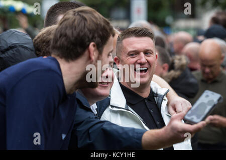 London, Großbritannien. Oktober 2017. Stephen Christopher Yaxley-Lennon, besser bekannt als Tommy Robinson, Mitbegründer und ehemaliger Anführer der English Defense League, trifft sich vor dem zweiten 'Kampf gegen Extremismus' durch Zentral-London mit Anhängern der Football Lads Alliance (FLA). Die FLA wurde nach dem Terroranschlag auf die London Bridge am 3. Juni gegründet. Quelle: Mark Kerrison/Alamy Live News Stockfoto