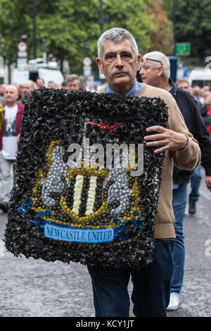 London, Großbritannien. Oktober 2017. Ein Newcastle United Anhänger trägt einen Blumenkranz, bevor Tausende von Anhängern der Football Lads Alliance (FLA) und Veteranen gegen den Terrorismus durch das Zentrum Londons von der Park Lane zur Westminster Bridge auf dem zweiten ‘mBogen gegen Extremismus’ marschieren. Die FLA wurde nach dem Terroranschlag auf die London Bridge am 3. Juni gegründet. Quelle: Mark Kerrison/Alamy Live News Stockfoto