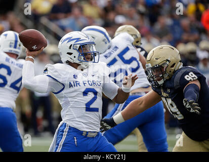 Annapolis, Maryland, USA. 7. Okt 2017. Air Force Falcons QB #2 Arion Worthman den Ball während eines NCAA Football Spiel zwischen der United States Naval Academy Midshipmen und die United States Air Force Academy Falken an der Marine Marine Corp Stadion in Annapolis, Maryland. Justin Cooper/CSM/Alamy leben Nachrichten Stockfoto