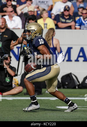 Annapolis, Maryland, USA. 7. Okt 2017. Marine SB#10 Malcolm Perry Tropfen eine Startrückkehr während einer NCAA Football Spiel zwischen der United States Naval Academy Midshipmen und die United States Air Force Academy Falken an der Marine Marine Corp Stadion in Annapolis, Maryland. Justin Cooper/CSM/Alamy leben Nachrichten Stockfoto