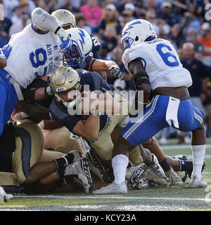 Annapolis, Maryland, USA. 7. Okt 2017. Marine QB #9 Zach Katrin zu tauchen Sie ein in die Ende Zone versucht, während einer NCAA Football Spiel zwischen der United States Naval Academy Midshipmen und die United States Air Force Academy Falken an der Marine Marine Corp Stadion in Annapolis, Maryland. Justin Cooper/CSM/Alamy leben Nachrichten Stockfoto