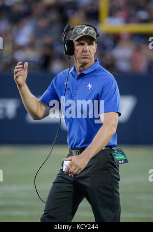 Annapolis, Maryland, USA. 7. Okt 2017. Air Force Falcons Head Coach Troy Calhoun während einer NCAA Football Spiel zwischen der United States Naval Academy Midshipmen und die United States Air Force Academy Falken an der Marine Marine Corp Stadion in Annapolis, Maryland. Justin Cooper/CSM/Alamy leben Nachrichten Stockfoto