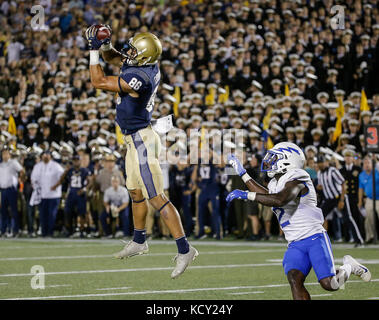 Annapolis, Maryland, USA. 7. Okt 2017. Marine WR #88 Tyler Carmona die gewinnenden Touchdown während einer NCAA Football Spiel zwischen der United States Naval Academy Midshipmen und die United States Air Force Academy Falken an der Marine Marine Corp Stadion in Annapolis, Maryland, verfängt. Justin Cooper/CSM/Alamy leben Nachrichten Stockfoto