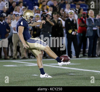 Annapolis, Maryland, USA. 7. Okt 2017. Navy K #4 Owen Weiß stocherkähne die Kugel weg während einer NCAA Football Spiel zwischen der United States Naval Academy Midshipmen und die United States Air Force Academy Falken an der Marine Marine Corp Stadion in Annapolis, Maryland. Justin Cooper/CSM/Alamy leben Nachrichten Stockfoto