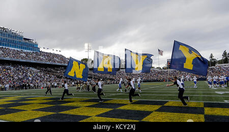 Annapolis, Maryland, USA. 7. Okt 2017. United States Naval Academy Cheerleadern feiern einen Touchdown während einer NCAA Football Spiel zwischen der United States Naval Academy Midshipmen und die United States Air Force Academy Falken an der Marine Marine Corp Stadion in Annapolis, Maryland. Justin Cooper/CSM/Alamy leben Nachrichten Stockfoto