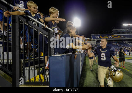 Annapolis, Maryland, USA. 7. Okt 2017. Marine QB #9 Zach Katrin grüßt Fans nach einem NCAA Football Spiel zwischen der United States Naval Academy Midshipmen und die United States Air Force Academy Falken an der Marine Marine Corp Stadion in Annapolis, Maryland. Justin Cooper/CSM/Alamy leben Nachrichten Stockfoto