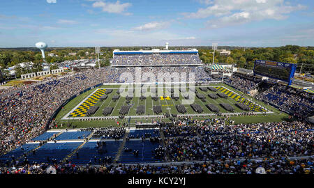 Annapolis, Maryland, USA. 7. Okt 2017. United States Naval Academy Midshipmen März auf das Feld vor einem NCAA Football Spiel zwischen der United States Naval Academy Midshipmen und die United States Air Force Academy Falken an der Marine Marine Corp Stadion in Annapolis, Maryland. Justin Cooper/CSM/Alamy leben Nachrichten Stockfoto