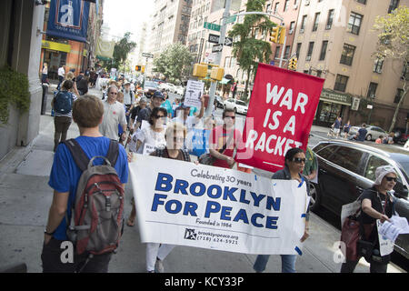 Anti-kriegs-Aktivistinnen statt, im März eine Mahnwache und Demonstration in New York City heute markiert den 16. Jahrestag der US-Invasion in Afghanistan, der längste Krieg in der amerikanischen Geschichte. Sechzehn Jahre später, Tausende von amerikanischen Soldaten wurden getötet, und es scheint kein Ende in Sicht In den Krieg zu werden. Jetzt die Trumpf-Administration zur Rampe es oben noch mehr will. Buchstäblich Billionen von Dollar wurden sie mit scheinbar nichts zu zeigen. Stockfoto