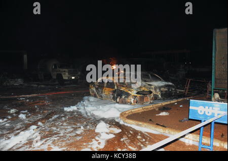 Accra, Ghana. Oktober 2017. Wrackteile von Autos werden am 7. Oktober 2017 an der Explosionsstelle einer Tankstelle im Norden von Accra, Hauptstadt Ghanas, gesehen. Die Explosion am späten Samstag hat mindestens zwei Menschen getötet. Quelle: Shi Song/Xinhua/Alamy Live News Stockfoto