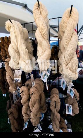 Hailey, Idaho, USA. Oktober 2017. Garn wird beim 21. Jährlichen Trailing of the Sheep Festival zum Verkauf angeboten. Das fünftägige Festival feiert die Kultur, das Erbe und die Geschichte der Schafzucht und Schafhaltung in Idaho und dem Westen und bietet Workshops, Küche, eine folklife-Messe, Schafhundversuche, ein Wollfest und die rasante Schafparade durch die Innenstadt von Ketchum. Quelle: Brian Cahn/ZUMA Wire/Alamy Live News Stockfoto