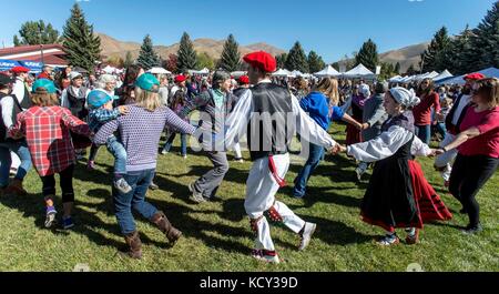 Hailey, Idaho, USA. Oktober 2017. Fairgoers nehmen am 21. Jährlichen Trailing of the Sheep Festival Teil, um einen Baskischen Volkstanz zu erleben. Das fünftägige Festival feiert die Kultur, das Erbe und die Geschichte der Schafzucht und Schafhaltung in Idaho und dem Westen und bietet Workshops, Küche, eine folklife-Messe, Schafhundversuche, ein Wollfest und die rasante Schafparade durch die Innenstadt von Ketchum. Quelle: Brian Cahn/ZUMA Wire/Alamy Live News Stockfoto