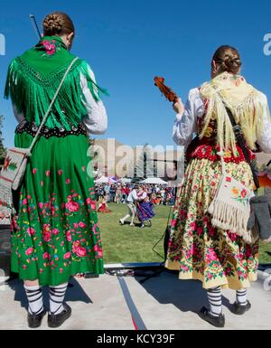 Hailey, Idaho, USA. Oktober 2017. Polnische Highlanders Musiker spielen für ihre Tänzer auf der Folklife Fair während des 21. Jährlichen Trailing of the Sheep Festivals. Das fünftägige Festival feiert die Kultur, das Erbe und die Geschichte der Schafzucht und Schafhaltung in Idaho und dem Westen und bietet Workshops, Küche, eine folklife-Messe, Schafhundversuche, ein Wollfest und die rasante Schafparade durch die Innenstadt von Ketchum. Quelle: Brian Cahn/ZUMA Wire/Alamy Live News Stockfoto