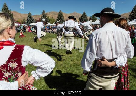 Hailey, Idaho, USA. 07 Okt, 2017. Polnische highlanders Tänzer am folklife Messe während der 21. jährlichen Trailing der Schafe Festival durchführen. Feiern der Kultur, des Erbes und der Geschichte der Schafe ranching und Schafe weideten in Idaho und der Westen, die fünftägige Festival bietet Workshops, Küche, eine folklife Messe, Schäferhund Studien, eine Wolle fest und der klimatischen Schafe Parade durch die Innenstadt von Ketchum. Credit: Brian cahn/zuma Draht/alamy leben Nachrichten Stockfoto