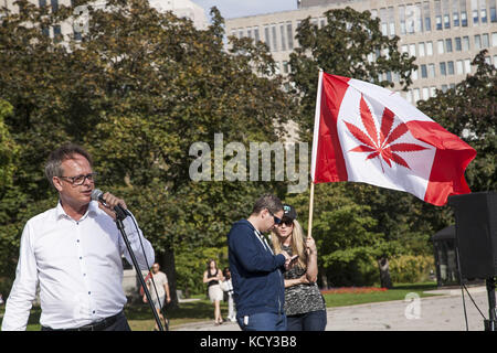 Toronto, Ontario, Kanada. Oktober 2017. Die von Marc Emery-Aktivist und Inhaber einer Apotheke Cannabis Culture in Vancouver und Toronto organisierte Kundgebung gegen den Vorschlag der Regierung von Ontario, Cannabis in einem ähnlichen Modell zu verkaufen und zu verteilen wie Alkohol in der Provinz, staatliche Geschäfte bekannt als LCBO (Liquor Control Board of Ontario) die Kundgebung fand im Parlamentsgebäude im Queen's Park in der Innenstadt von Toronto statt. Quelle: Joao de Franco/ZUMA Wire/Alamy Live News Stockfoto