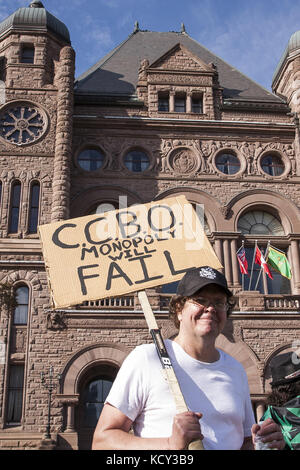 Toronto, Ontario, Kanada. Oktober 2017. Die von Marc Emery-Aktivist und Inhaber einer Apotheke Cannabis Culture in Vancouver und Toronto organisierte Kundgebung gegen den Vorschlag der Regierung von Ontario, Cannabis in einem ähnlichen Modell zu verkaufen und zu verteilen wie Alkohol in der Provinz, staatliche Geschäfte bekannt als LCBO (Liquor Control Board of Ontario) die Kundgebung fand im Parlamentsgebäude im Queen's Park in der Innenstadt von Toronto statt. Quelle: Joao de Franco/ZUMA Wire/Alamy Live News Stockfoto