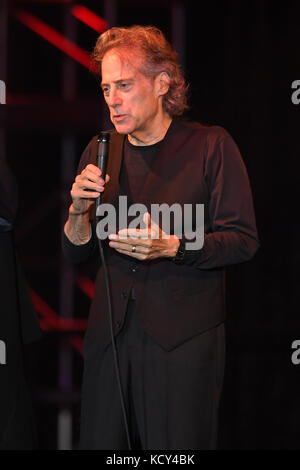 Coconut Creek, FL, USA. Okt. 2017. Der Komiker Richard Lewis tritt am 7. Oktober 2017 im Seminole Coconut Creek Casino in Coconut Creek, Florida auf. Kredit: Mpi04/Media Punch/Alamy Live News Stockfoto