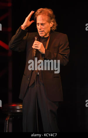 Coconut Creek, FL, USA. Okt. 2017. Der Komiker Richard Lewis tritt am 7. Oktober 2017 im Seminole Coconut Creek Casino in Coconut Creek, Florida auf. Kredit: Mpi04/Media Punch/Alamy Live News Stockfoto