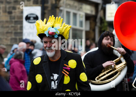 Marsden, Großbritannien. 7 Okt, 2017. marsden Jazz Festival Parade. Das jährliche Festival in Yorkshire Dorf bringt Jazz, die pennines. Credit: David Preston/alamy leben Nachrichten Stockfoto