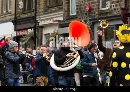 Marsden, Großbritannien. 7 Okt, 2017. marsden Jazz Festival Parade. Das jährliche Festival in Yorkshire Dorf bringt Jazz, die pennines. Credit: David Preston/alamy leben Nachrichten Stockfoto