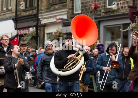 Marsden, Großbritannien. 7 Okt, 2017. marsden Jazz Festival Parade. Das jährliche Festival in Yorkshire Dorf bringt Jazz, die pennines. Credit: David Preston/alamy leben Nachrichten Stockfoto