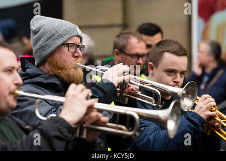 Marsden, Großbritannien. 7 Okt, 2017. marsden Jazz Festival Parade. Das jährliche Festival in Yorkshire Dorf bringt Jazz, die pennines. Credit: David Preston/alamy leben Nachrichten Stockfoto