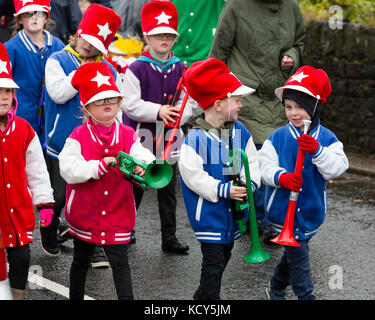 Marsden, Großbritannien. 7 Okt, 2017. marsden Jazz Festival Parade. Das jährliche Festival in Yorkshire Dorf bringt Jazz, die pennines. Credit: David Preston/alamy leben Nachrichten Stockfoto