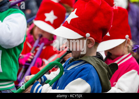 Marsden, Großbritannien. 7 Okt, 2017. marsden Jazz Festival Parade. Das jährliche Festival in Yorkshire Dorf bringt Jazz, die pennines. Credit: David Preston/alamy leben Nachrichten Stockfoto