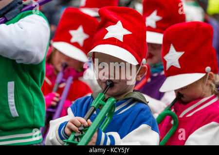 Marsden, Großbritannien. 7 Okt, 2017. marsden Jazz Festival Parade. Das jährliche Festival in Yorkshire Dorf bringt Jazz, die pennines. Credit: David Preston/alamy leben Nachrichten Stockfoto