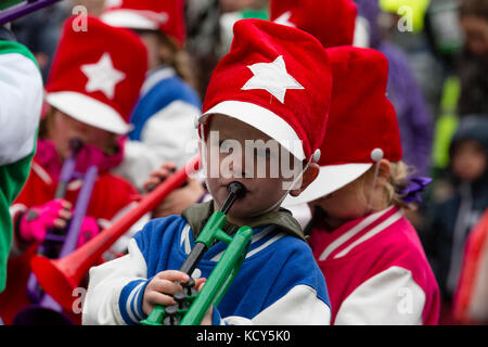 Marsden, Großbritannien. 7 Okt, 2017. marsden Jazz Festival Parade. Das jährliche Festival in Yorkshire Dorf bringt Jazz, die pennines. Credit: David Preston/alamy leben Nachrichten Stockfoto