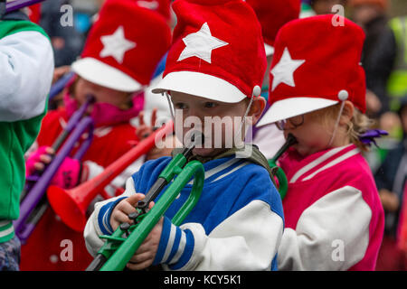 Marsden, Großbritannien. 7 Okt, 2017. marsden Jazz Festival Parade. Das jährliche Festival in Yorkshire Dorf bringt Jazz, die pennines. Credit: David Preston/alamy leben Nachrichten Stockfoto