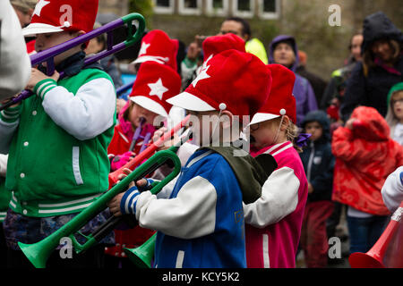 Marsden, Großbritannien. 7 Okt, 2017. marsden Jazz Festival Parade. Das jährliche Festival in Yorkshire Dorf bringt Jazz, die pennines. Credit: David Preston/alamy leben Nachrichten Stockfoto