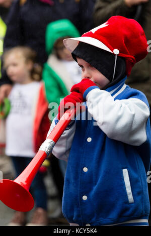 Marsden, Großbritannien. 7 Okt, 2017. marsden Jazz Festival Parade. Das jährliche Festival in Yorkshire Dorf bringt Jazz, die pennines. Credit: David Preston/alamy leben Nachrichten Stockfoto