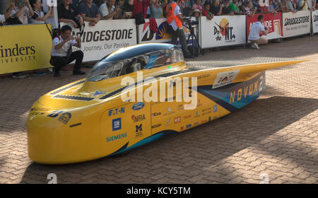 Darwin. Oktober 2017. Solar Car Novum vom Solar Car Team der University of Michigan der USA stürzt während der World Solar Challenge 2017 in Darwin, Australien, am 8. Oktober 2017 vom Start. Quelle: Xu Haijing/Xinhua/Alamy Live News Stockfoto