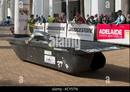 Darwin. Oktober 2017. Solar Car Musoushin von der japanischen Goko High School stürzt während der World Solar Challenge 2017 in Darwin, Australien, am 8. Oktober 2017 vom Start. Quelle: Xu Haijing/Xinhua/Alamy Live News Stockfoto