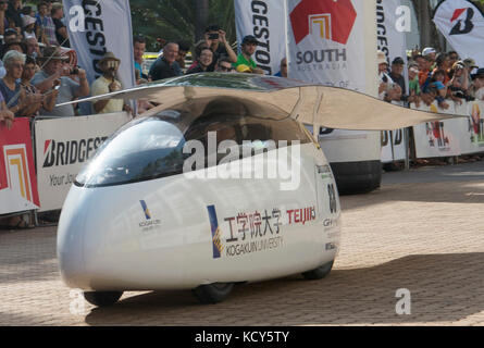 Darwin. Oktober 2017. Der Solar Car Wing der japanischen Kogakuin Universität stürzt während der World Solar Challenge 2017 in Darwin, Australien, am 8. Oktober 2017 von der Startlinie. Quelle: Xu Haijing/Xinhua/Alamy Live News Stockfoto