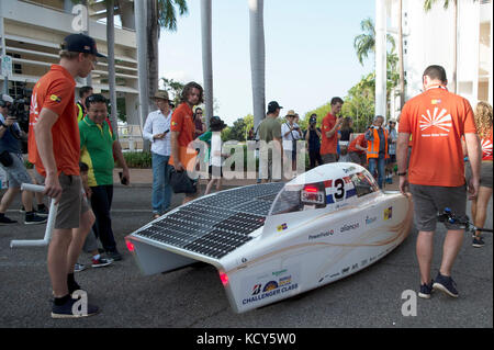 Darwin. Oktober 2017. Solarauto Nuna9 von Stichting Zenith Innovation of the Netherlands wird vor dem Northern Territory Parliament vor der World Solar Challenge 2017 in Darwin, Australien, am 8. Oktober 2017 vorbereitet. Quelle: Xu Haijing/Xinhua/Alamy Live News Stockfoto