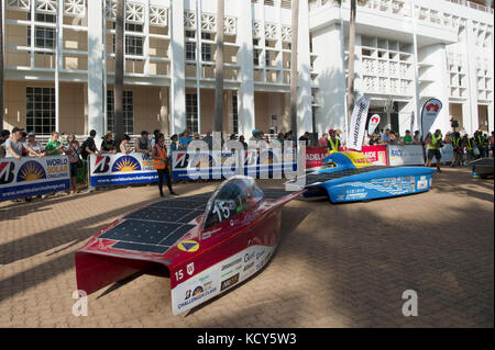 Darwin. Oktober 2017. Solar Cars bereiten sich vor dem Northern Territory Parliament vor der World Solar Challenge 2017 in Darwin, Australien, am 8. Oktober 2017 vor. Quelle: Xu Haijing/Xinhua/Alamy Live News Stockfoto