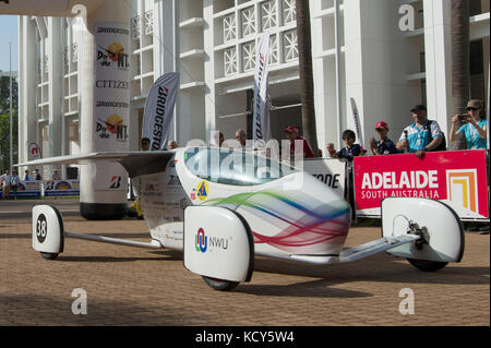 Darwin. Oktober 2017. Solar Car Naledi von Südafrikas North-West University stürzt während der World Solar Challenge 2017 in Darwin, Australien, am 8. Oktober 2017 von der Startlinie. Quelle: Xu Haijing/Xinhua/Alamy Live News Stockfoto