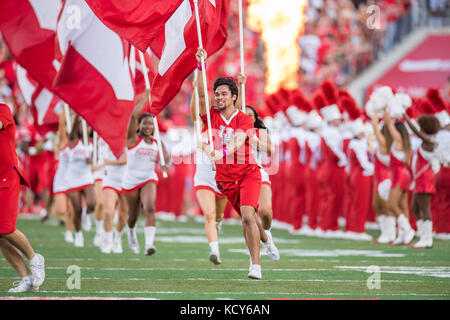 Houston, TX, USA. 7. Okt 2017. Houston Cougars Cheerleadern tragen Schule Flaggen auf dem Feld vor einem NCAA Football Spiel zwischen der SMU Mustangs und der Universität von Houston Cougars bei tdecu Stadion in Houston, TX. Houston gewann das Spiel 35-22. Trask Smith/CSM/Alamy leben Nachrichten Stockfoto