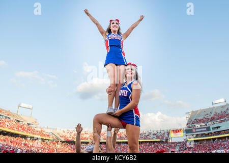 Houston, TX, USA. 7. Okt 2017. Southern Methodist Mustangs Cheerleadern im 1. Quartal eine NCAA Football Spiel zwischen der SMU Mustangs und der Universität von Houston Cougars bei tdecu Stadion in Houston, TX. Houston gewann das Spiel 35-22. Trask Smith/CSM/Alamy leben Nachrichten Stockfoto