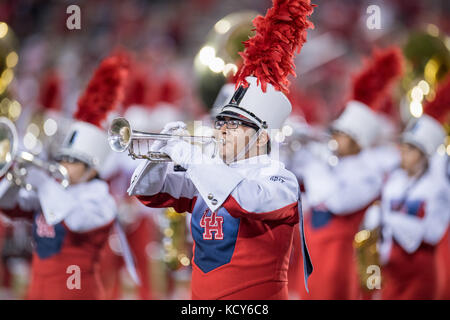 Houston, TX, USA. 7. Okt 2017. Ein Geist der Houston Mitglied in die Band spielt die Posaune während Halbzeit eines NCAA Football Spiel zwischen der SMU Mustangs und der Universität von Houston Cougars bei tdecu Stadion in Houston, TX. Houston gewann das Spiel 35-22. Trask Smith/CSM/Alamy leben Nachrichten Stockfoto