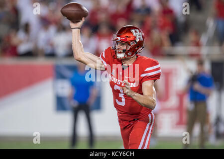 Houston, TX, USA. 7. Okt 2017. Houston Cougars Quarterback Kyle Postma (3) übergibt im 3. Quartal eine NCAA Football Spiel zwischen der SMU Mustangs und der Universität von Houston Cougars bei tdecu Stadion in Houston, TX. Houston gewann das Spiel 35-22. Trask Smith/CSM/Alamy leben Nachrichten Stockfoto