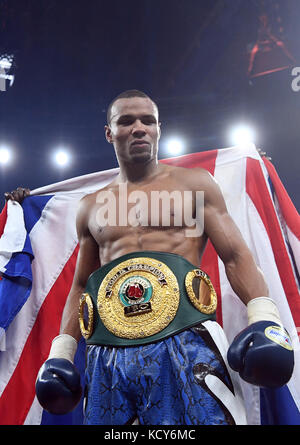 Stuttgart, Deutschland. Oktober 2017. Chris Eubank Jr. aus Großbritannien nach seinem Sieg im Super-Mittelgewicht-Viertelfinale des IBO-Boxweltcups in Stuttgart am 7. Oktober 2017. Quelle: Marijan Murat/dpa/Alamy Live News Stockfoto